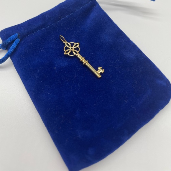 Stella & Dot Key To My Heart Gold tone Key pendant charm quarternary Celtic knot - Picture 1 of 4